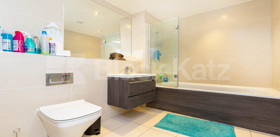 			3 Bedroom, 2 bath, 1 reception Apartment			 Huguenot Drive, Palmers Green